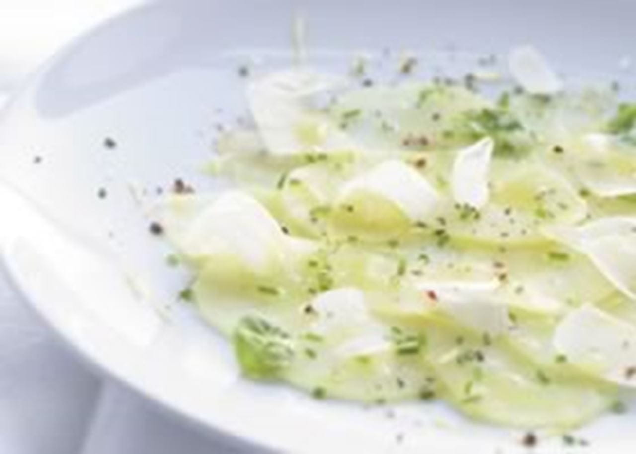 recipe image Carpaccio van aardappelen en Parmezaanse kaas met roze peper