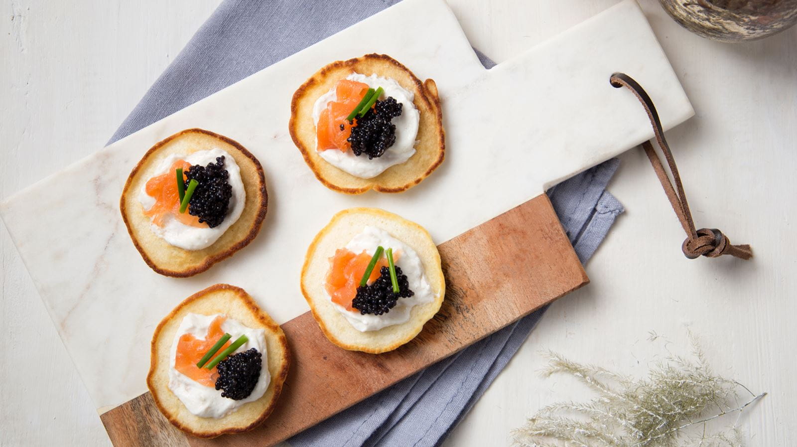 recipe image Blini’s met zalm, lompviseitjes en mierikswortelyoghurt