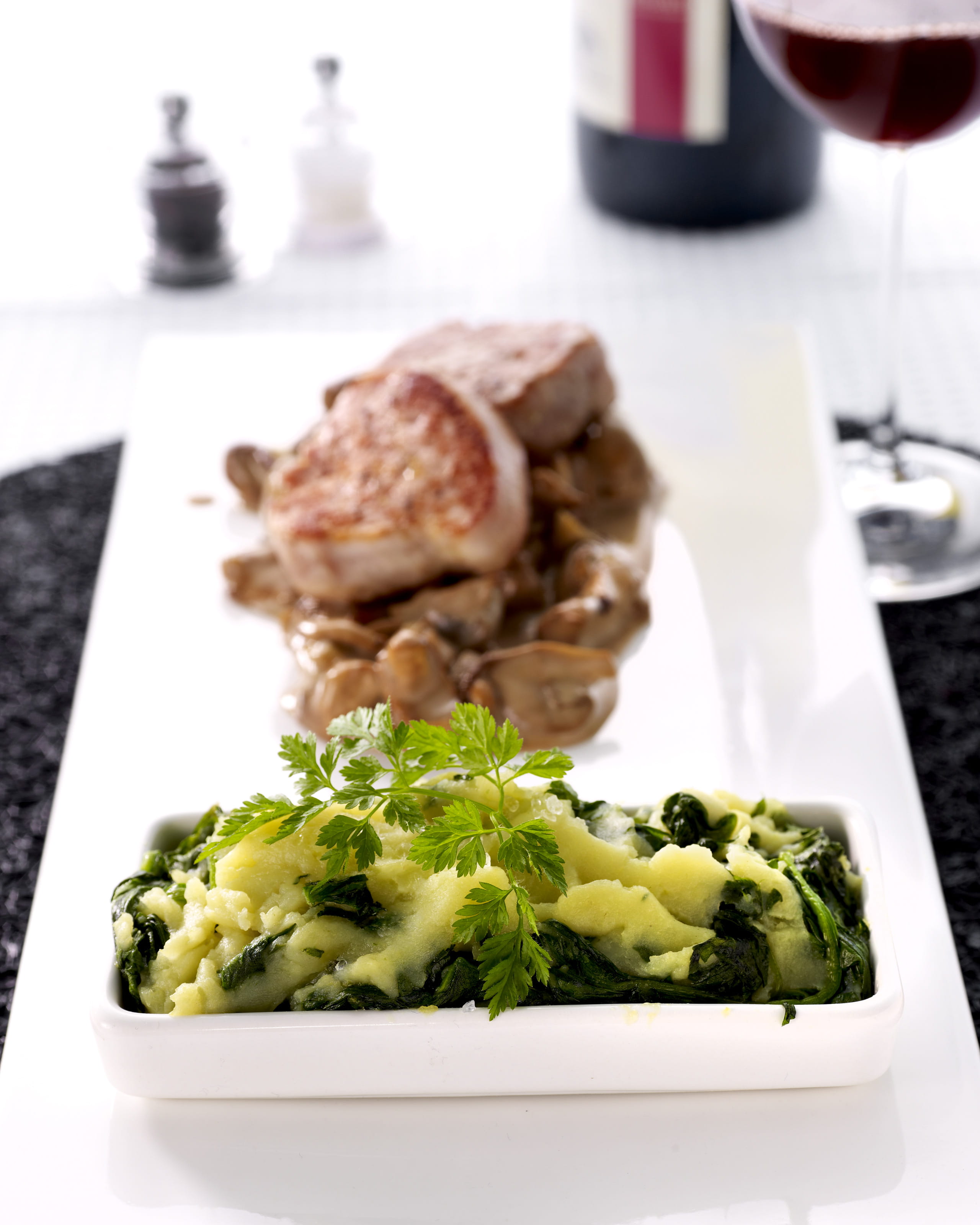 recipe image Gebakken Ibericofilet met champignons, portosausje en pastinaak-spinaziepuree