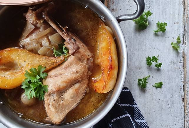 recipe image Wild konijn met gekarameliseerde peertjes en pastinaakpuree