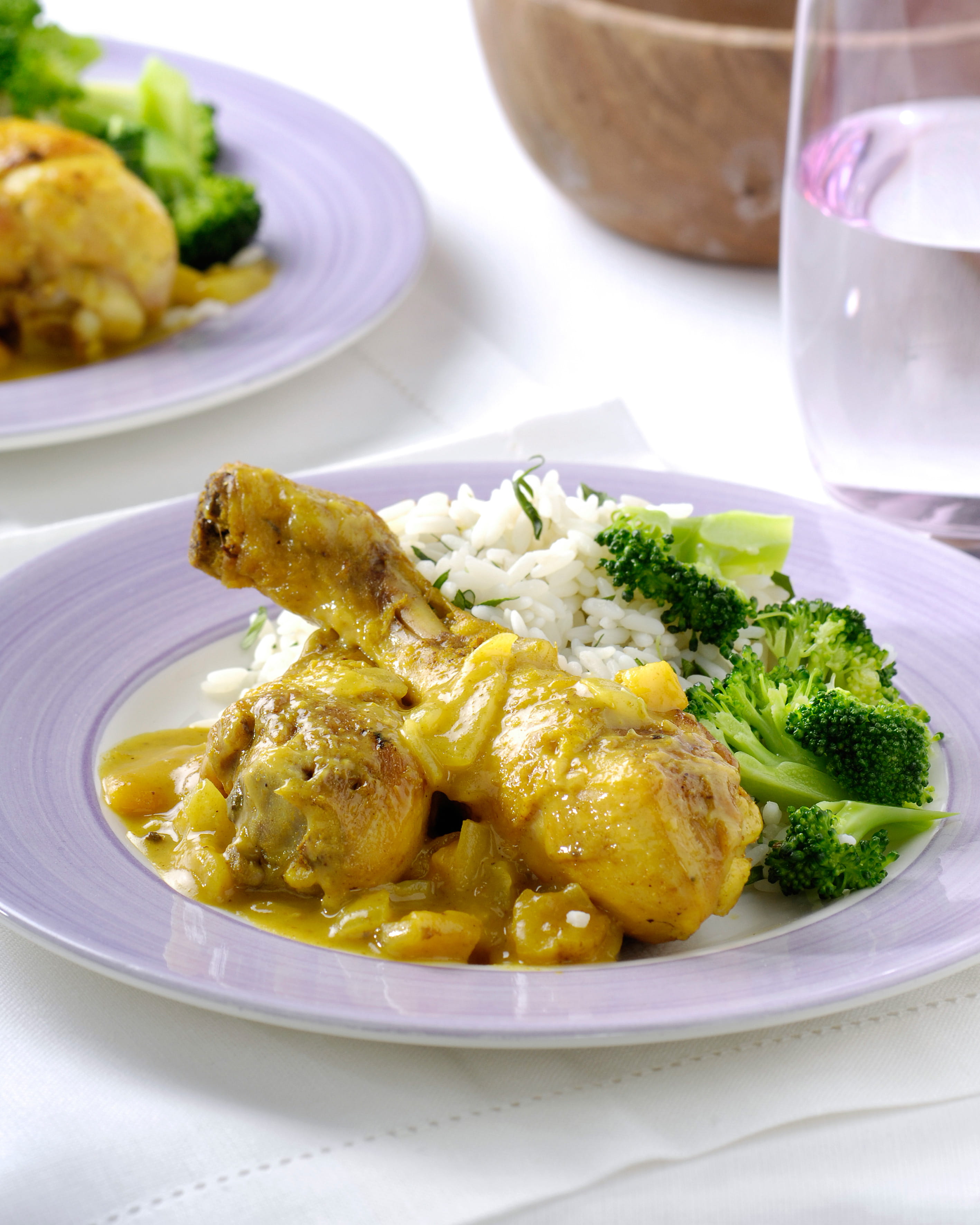 recipe image Drumsticks met een saus van zoete uien en abrikozen met kruidige rijst