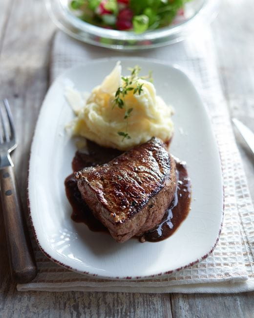 recipe image Steak met rode wijnsaus en waterkerssalade