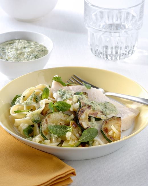 recipe image Gepocheerde vis met courgette- en muntsaus en groene tagliatelle