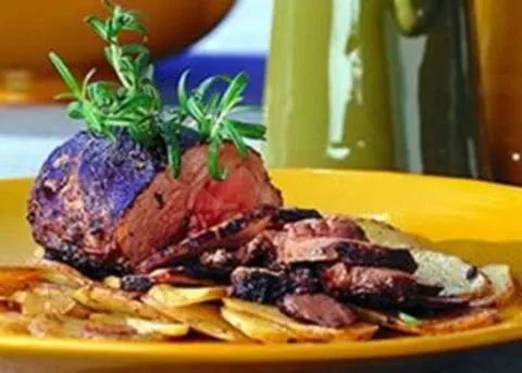 recipe image Gemarineerde lamsbout op Griekse wijze – aardappelen met citroen