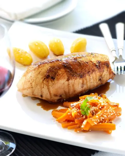 recipe image Gelakt kalkoengebraad met zoetzure worteltjes en gebakken aardappeltjes