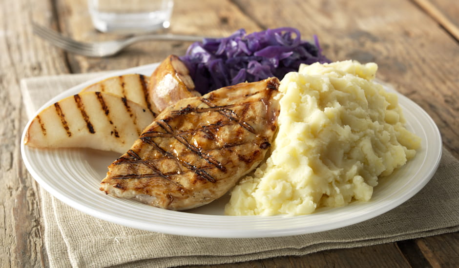 Aardappelpuree, rode kool en gegrilde kipfilet met peer | Solo