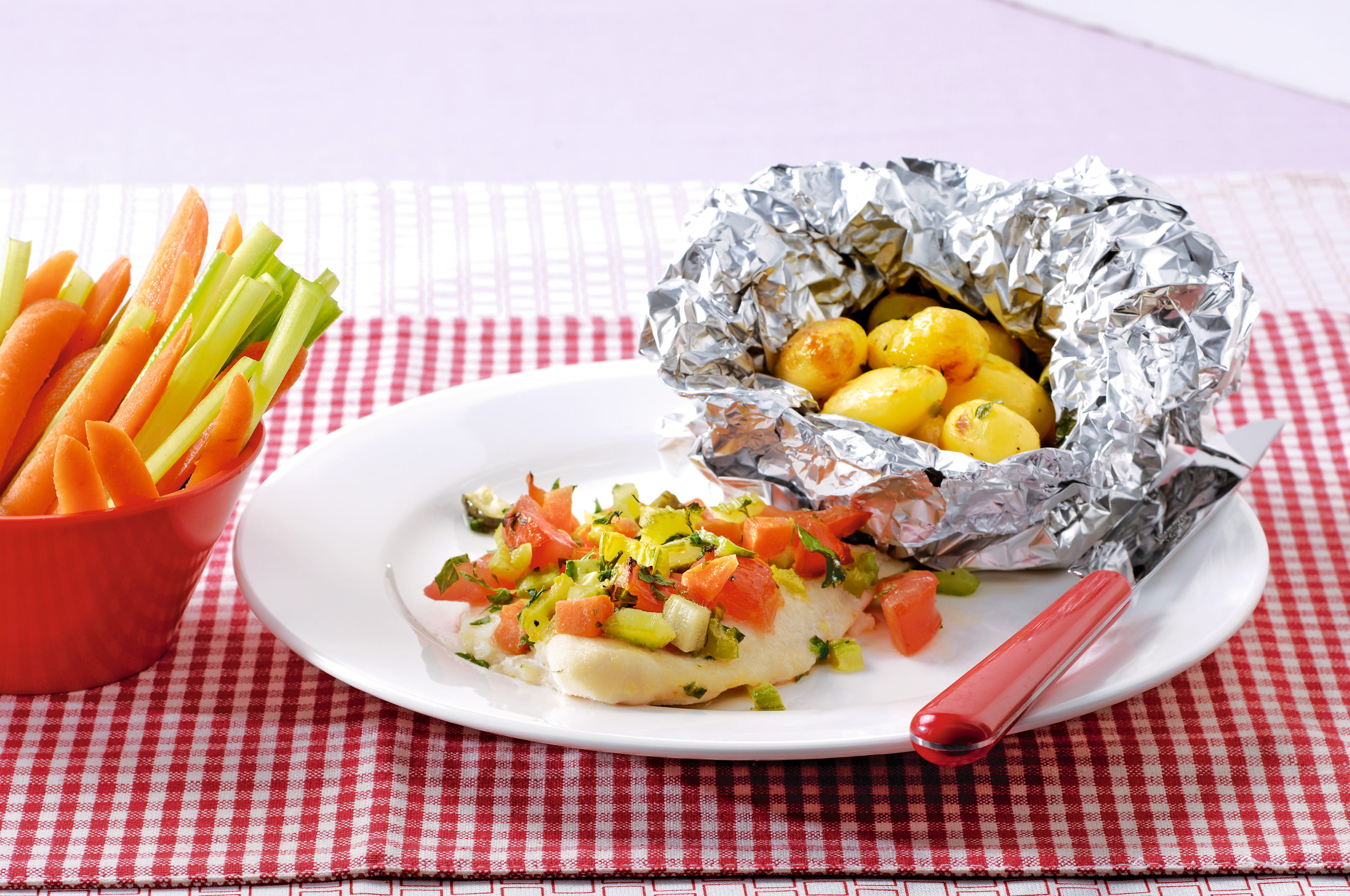 recipe image Visjes met aardappelbuideltjes en knabbelgroenten