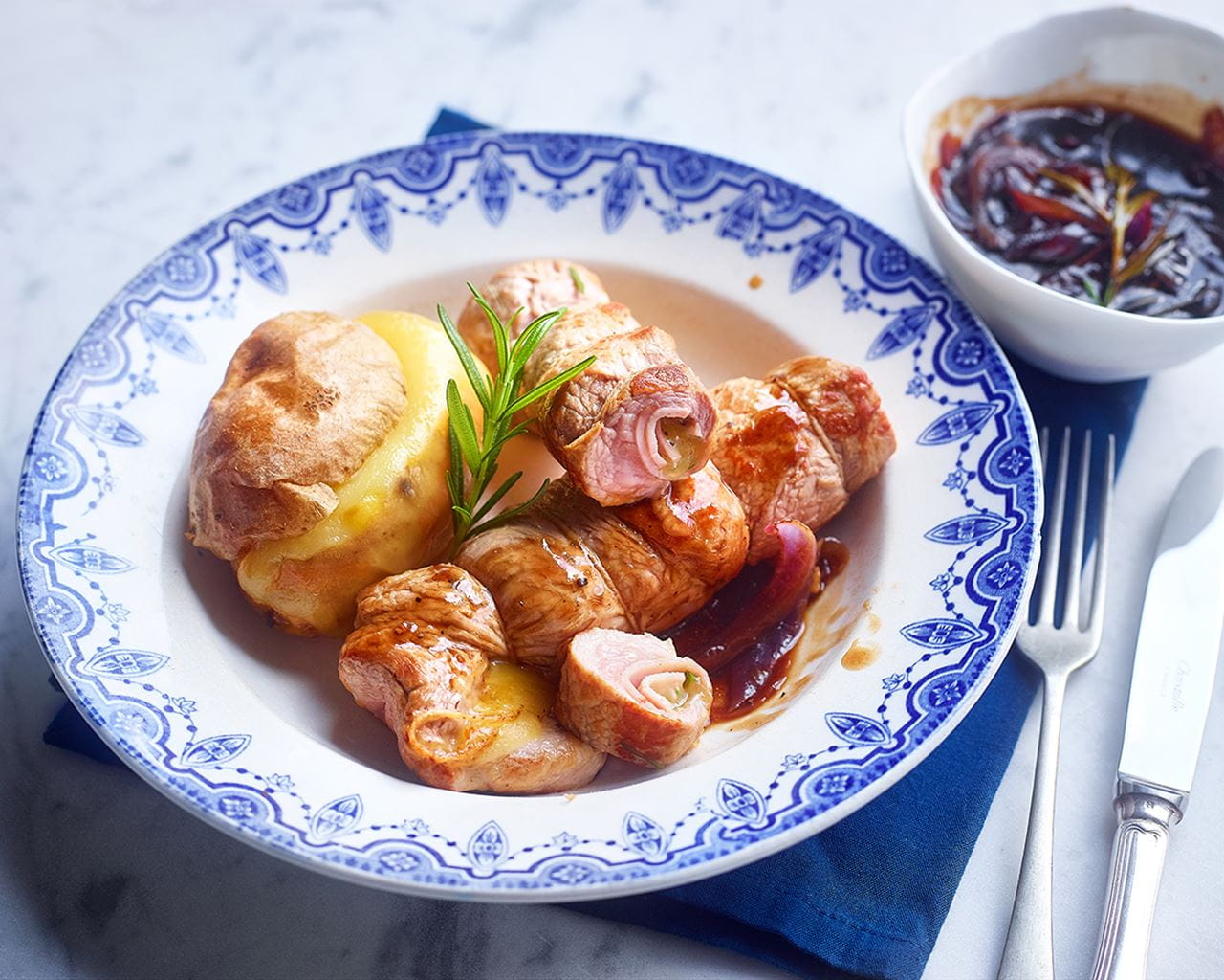 recipe image Kalfsrolletjes met Breydelspek, Grimbergenkaas en gepofte aardappel