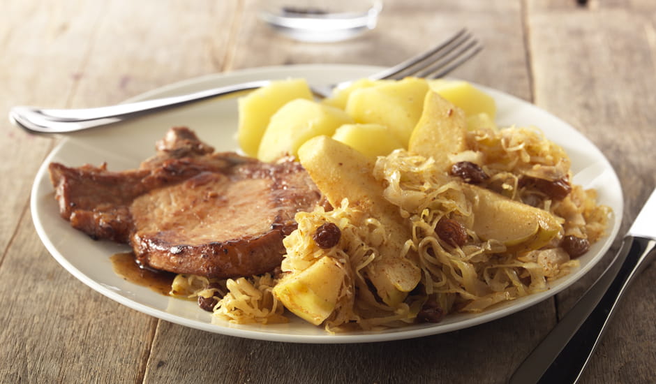 recipe image Kweepeer met zuurkool, rozijnen en filetkotelet