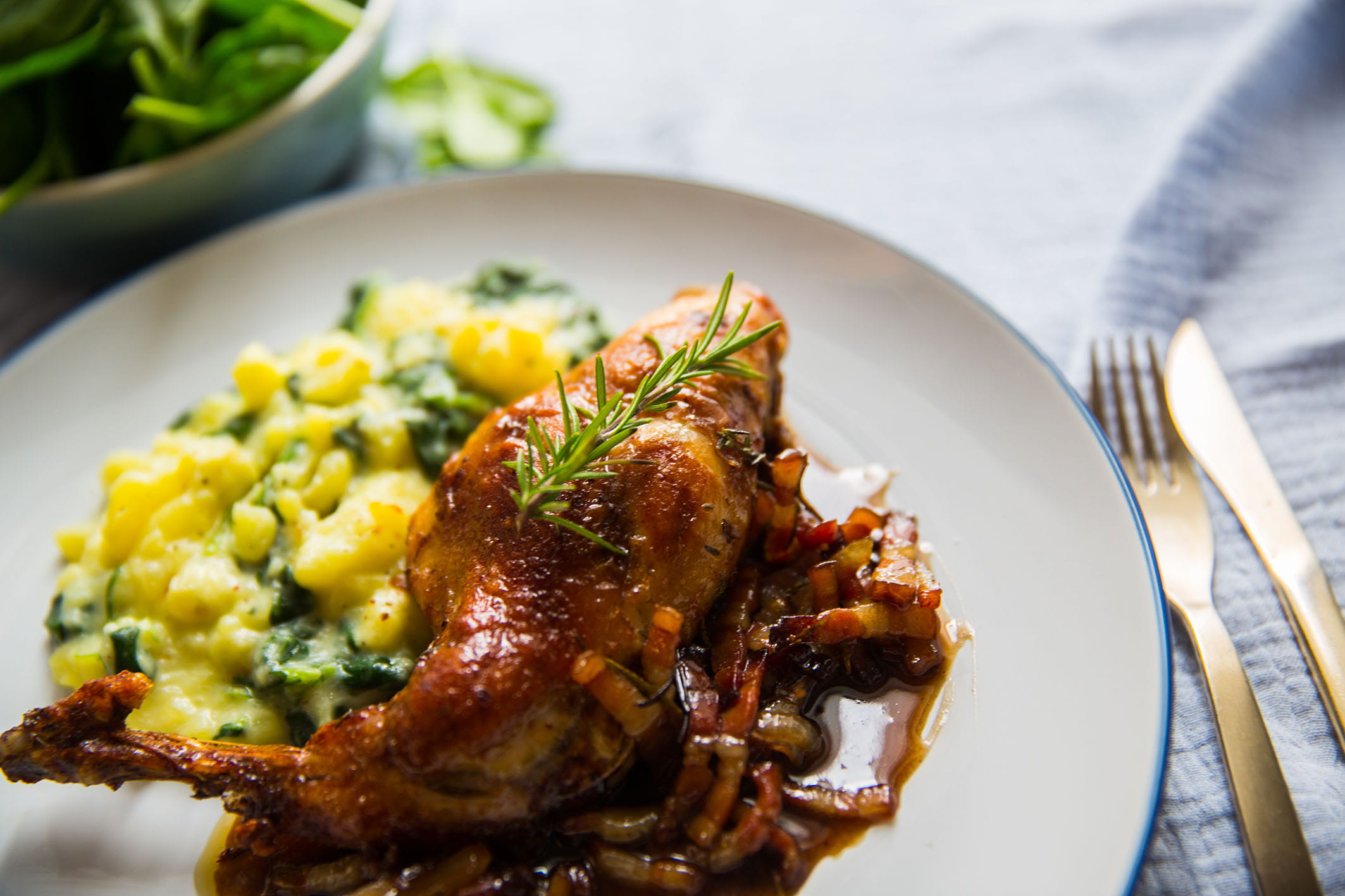 recipe image Konijnenbout met spinaziepatatjes en een saus van bier en perenstroop