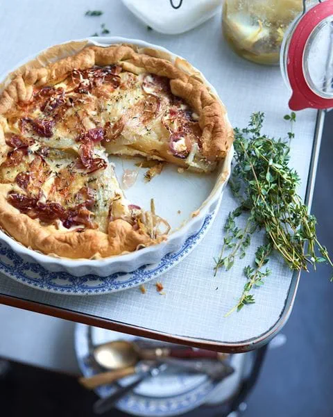 recipe image 'Belgische' quiche met witloof, gekarameliseerde ui en abdijkaas