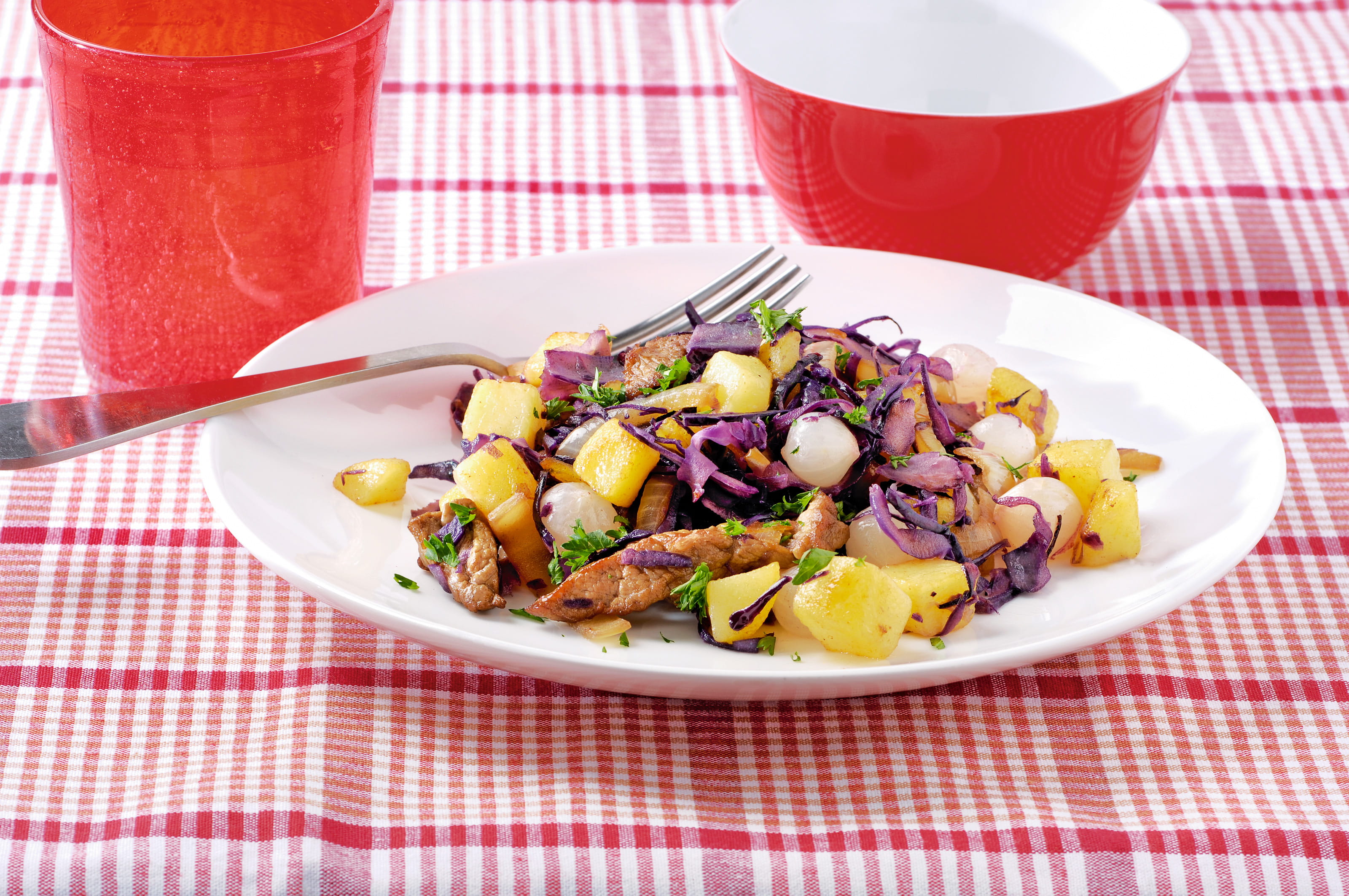 recipe image Roerbakhachee met vleesreepjes, rodekool en zilveruitjes