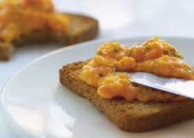 recipe image Roerei met gerookte zalmpasta en wodka