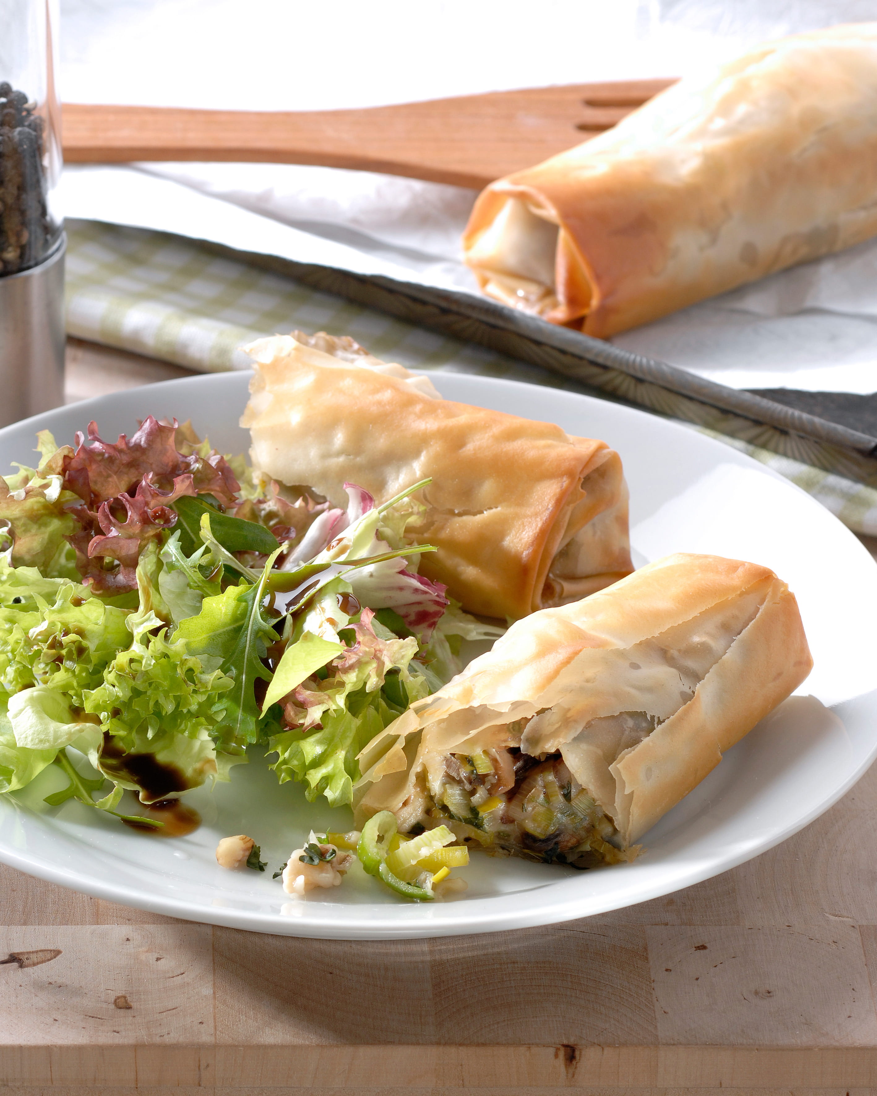 recipe image Champignon-, prei- en walnootstrudels en Italiaanse salade
