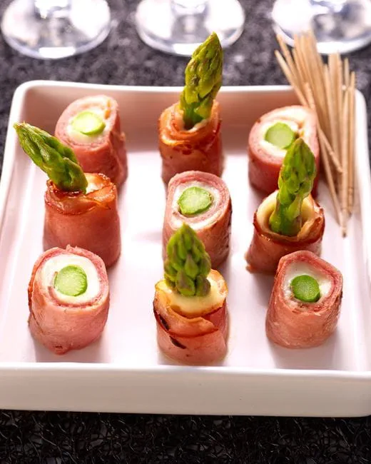 recipe image Rolletjes van groene asperges met gerookte ham en mozzarella