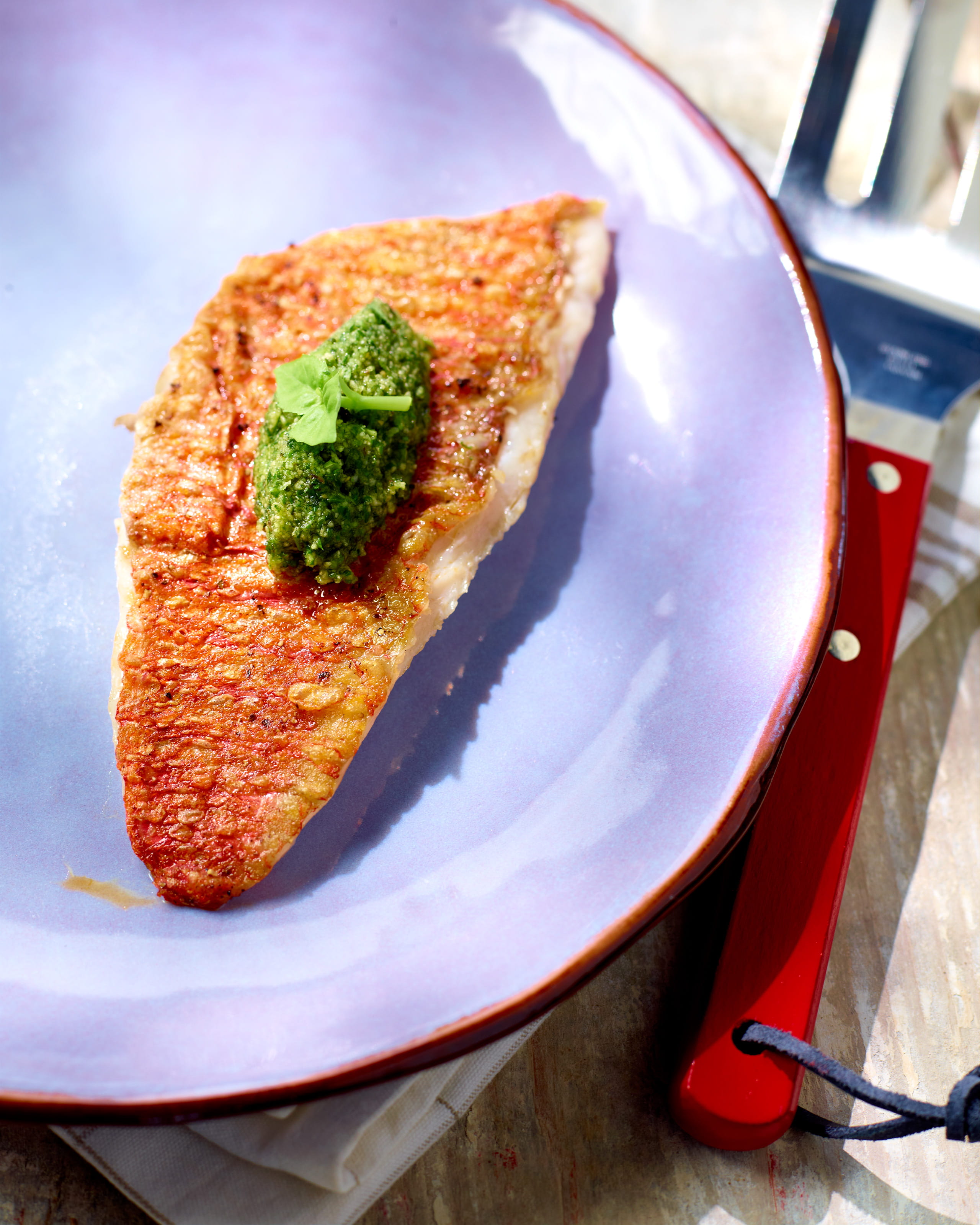 recipe image Kort gegrilde rode zeebarbeel met kruidensalsa