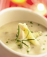 recipe image Snel klaar: Aspergecrèmesoep met stukjes asperges en rozemarijn