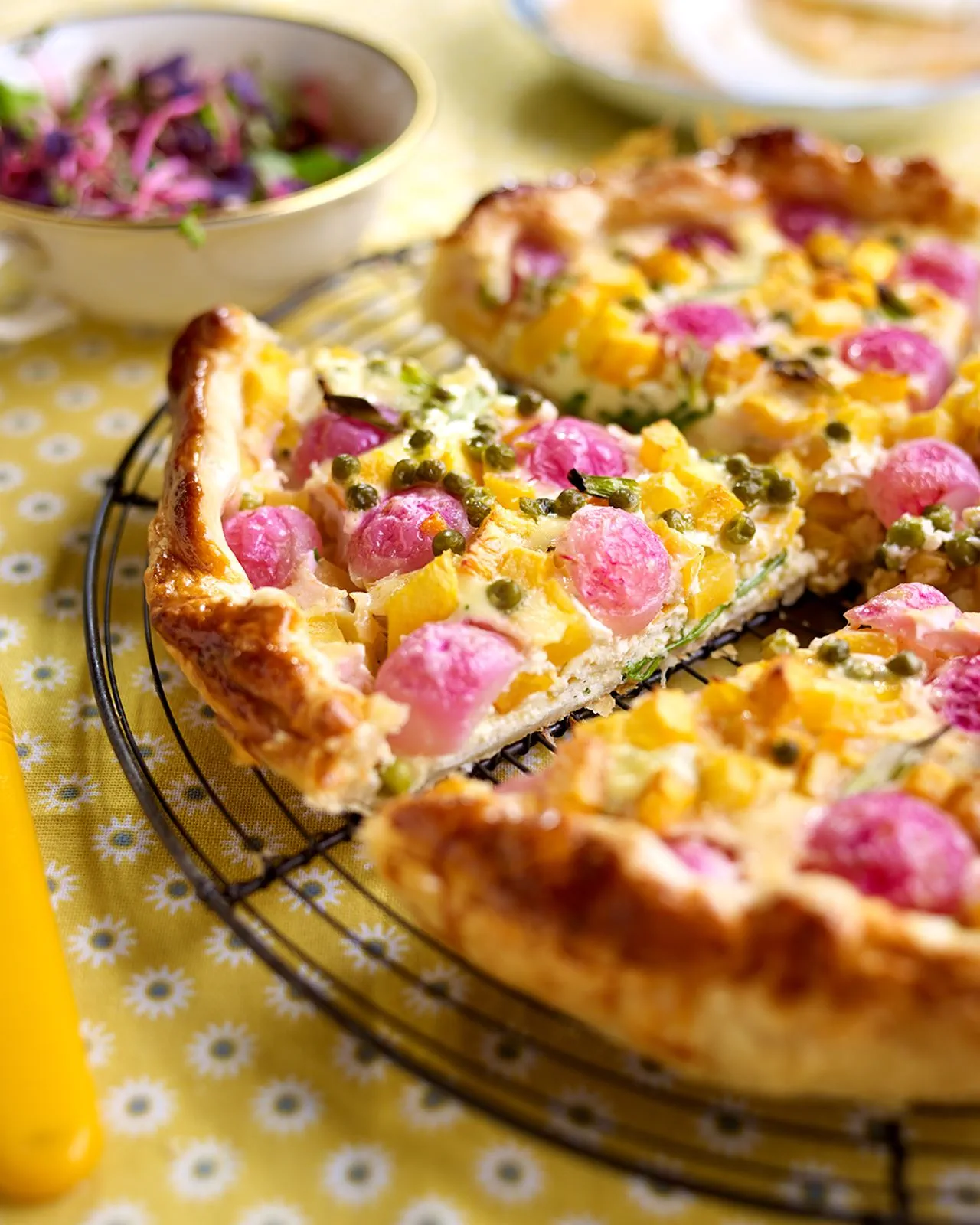 recipe image Quiche met radijsjes en boterrapen met een slaatje van venkel en pompelmoes