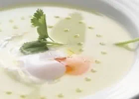 recipe image Pikante soep met verse koriander en gepocheerd ei