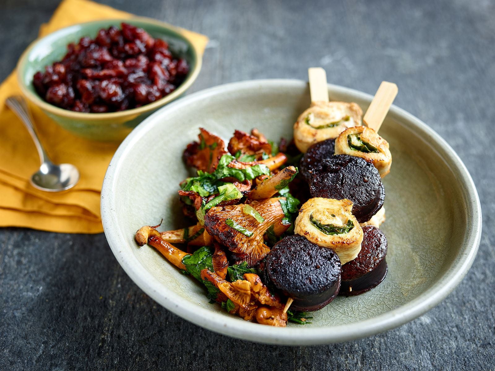 recipe image Spiesjes van fazant met zwarte pens en appelrozijncompote