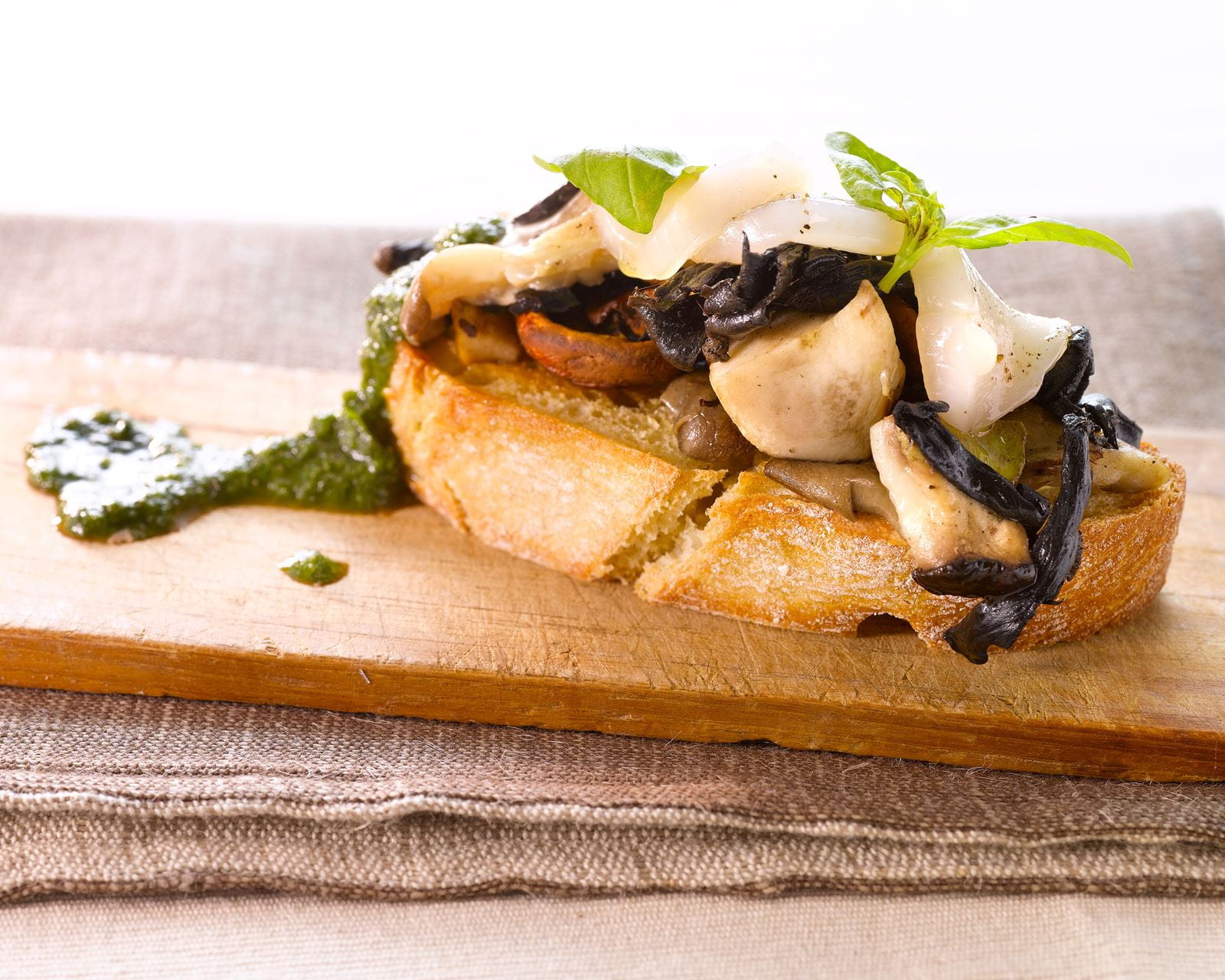 recipe image Toast champignon met carpaccio van Sint-Jakobsvruchten en kruidencoulis