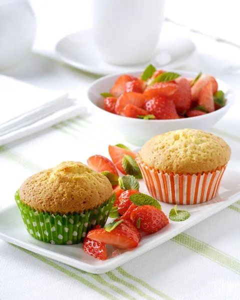 recipe image Warme cakejes met vanille en honing met een salade van aardbeien en munt