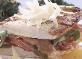 recipe image Gestapelde kalkoenlapjes met spek en salie