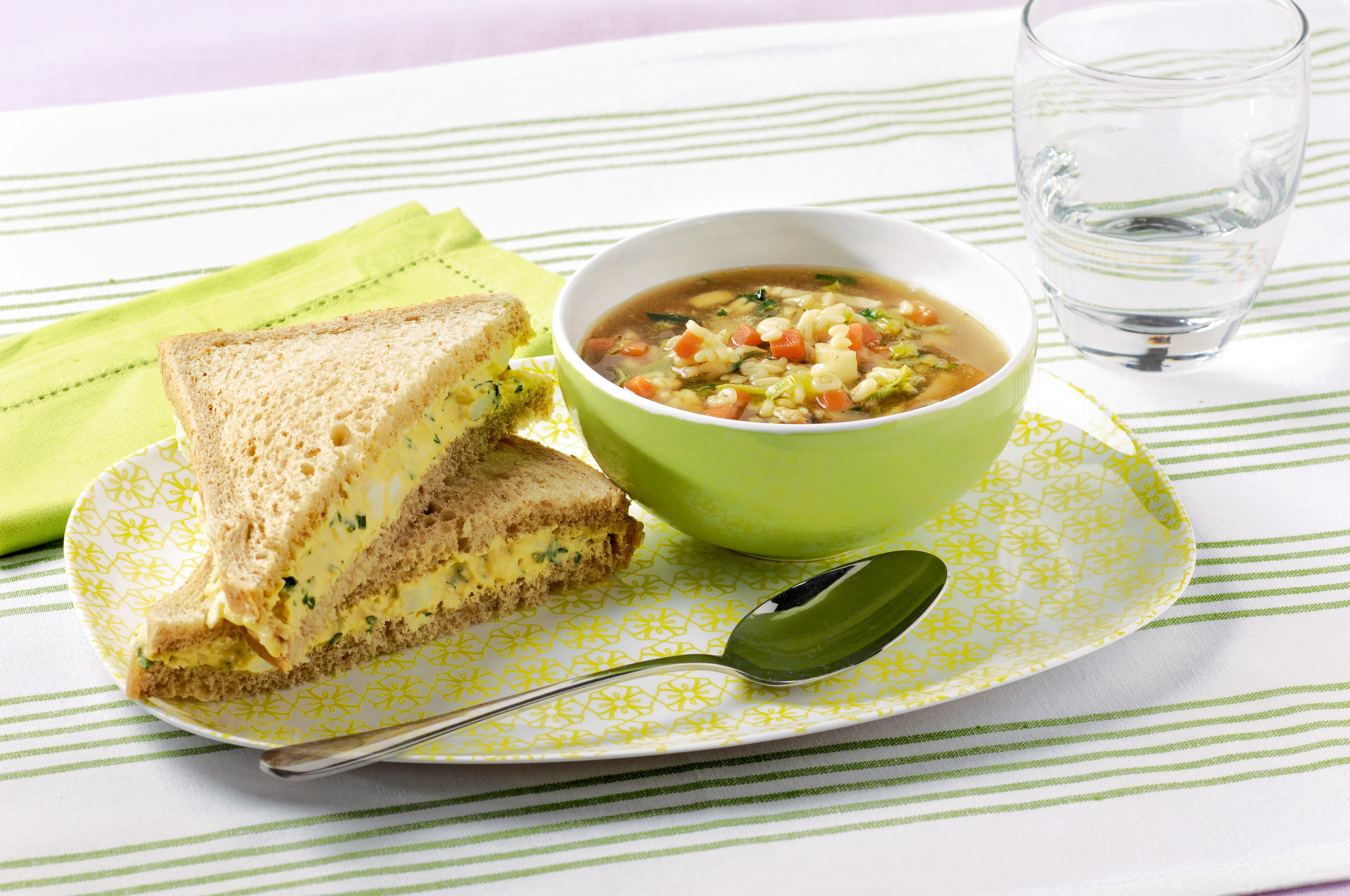 recipe image Paddenstoelensoep met vermicelli en eisandwiches