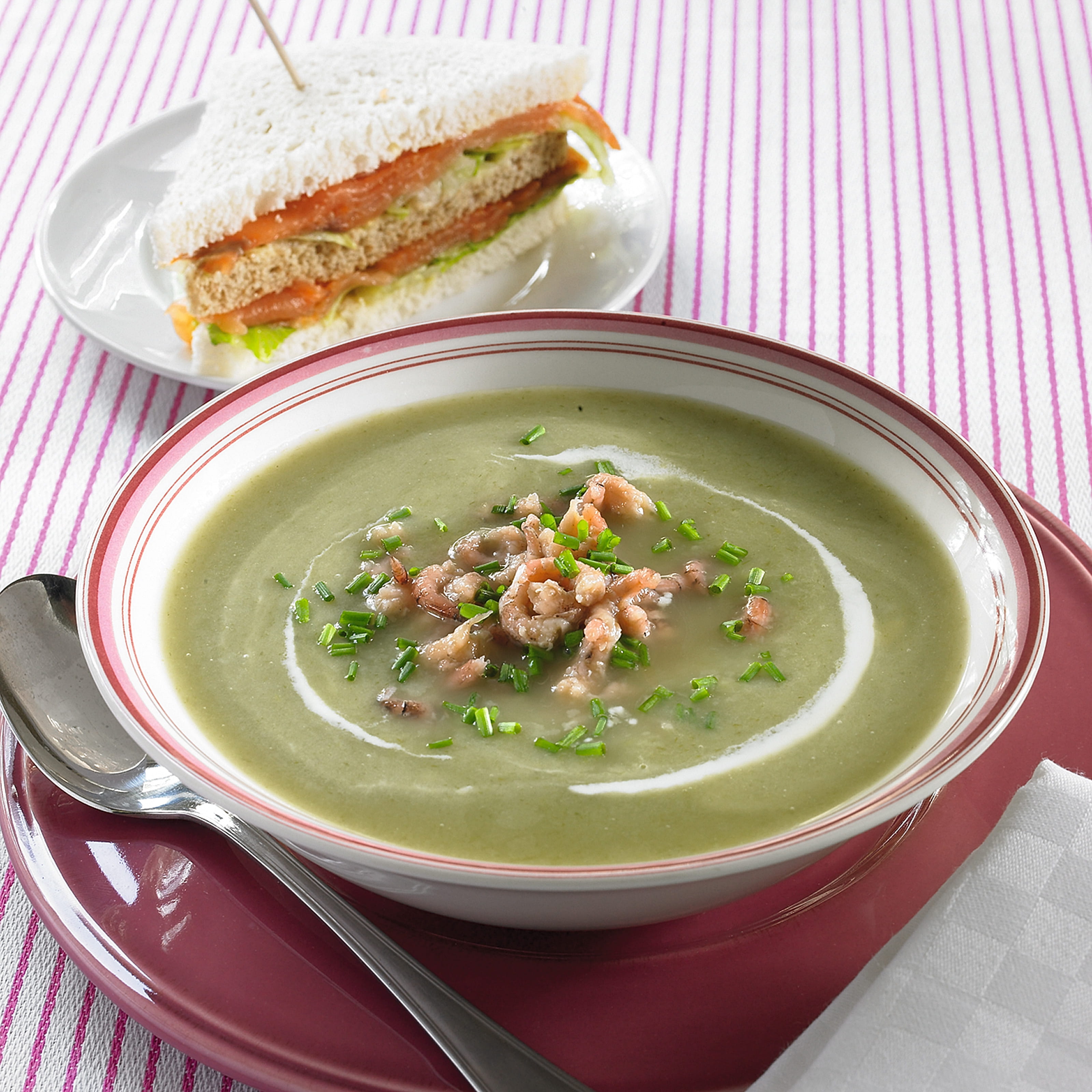recipe image Vichyssoise met Hollandse garnalen en clubsandwiches met zalm