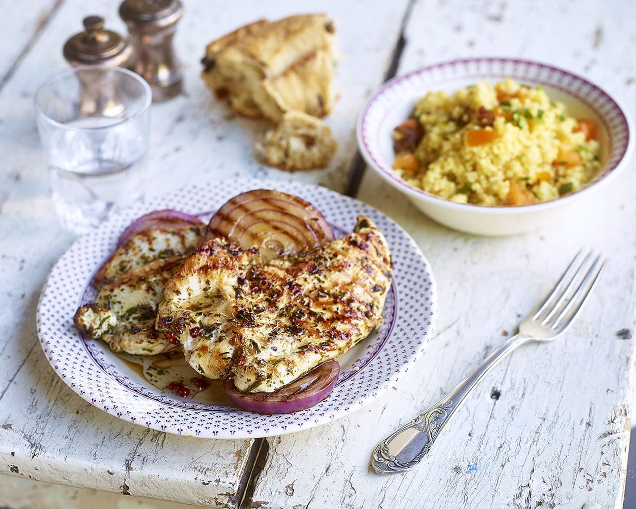 recipe image Gegrilde kalkoenfilet met tarwesalade en gegrilde rode ui