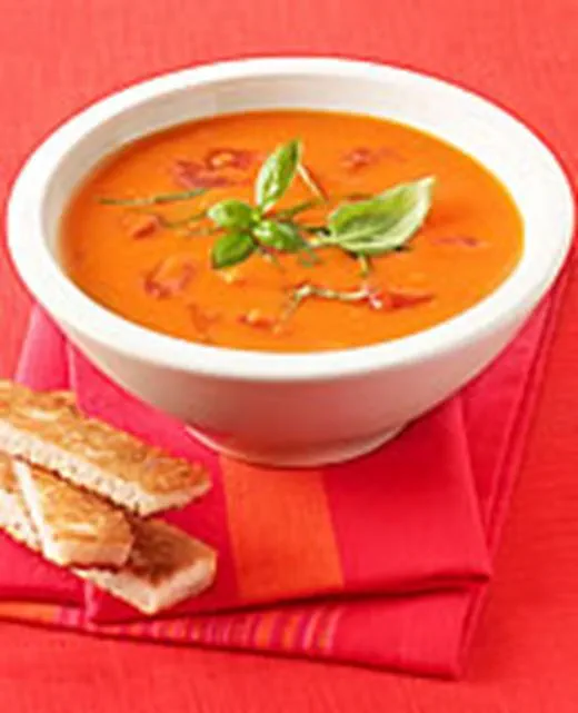 recipe image Snel klaar: Romige tomatensoep met mascarpone en lookbroodjes