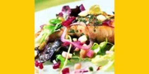 recipe image Zalmfilets, gemengde salade met notenvinaigrette