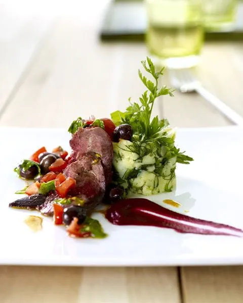 recipe image Rundvleesreepjes met olijven, stoemp van Ratte-aardappelen met verse kruiden