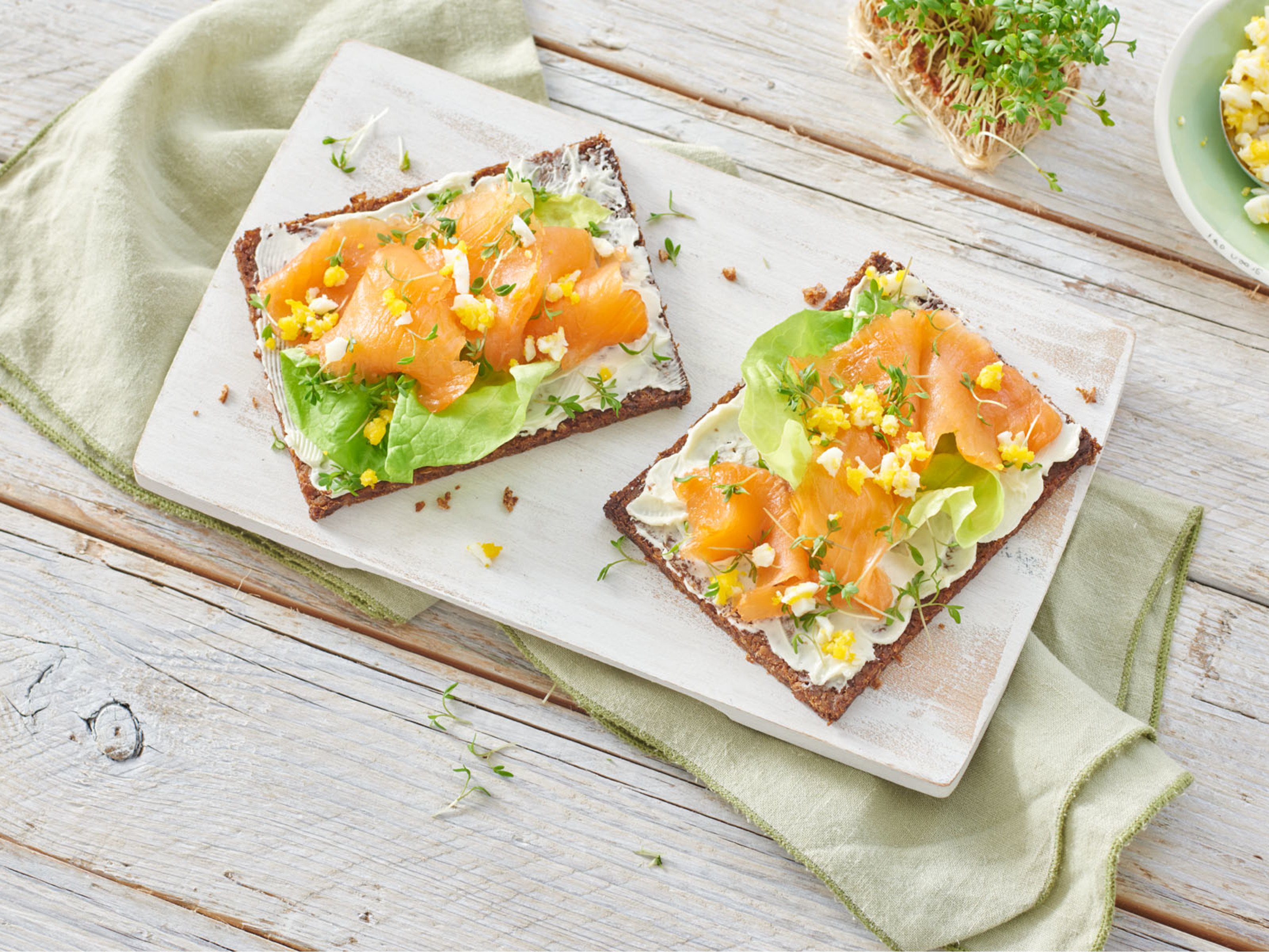 recipe image Roggebrood met zalm, ei en tuinkers