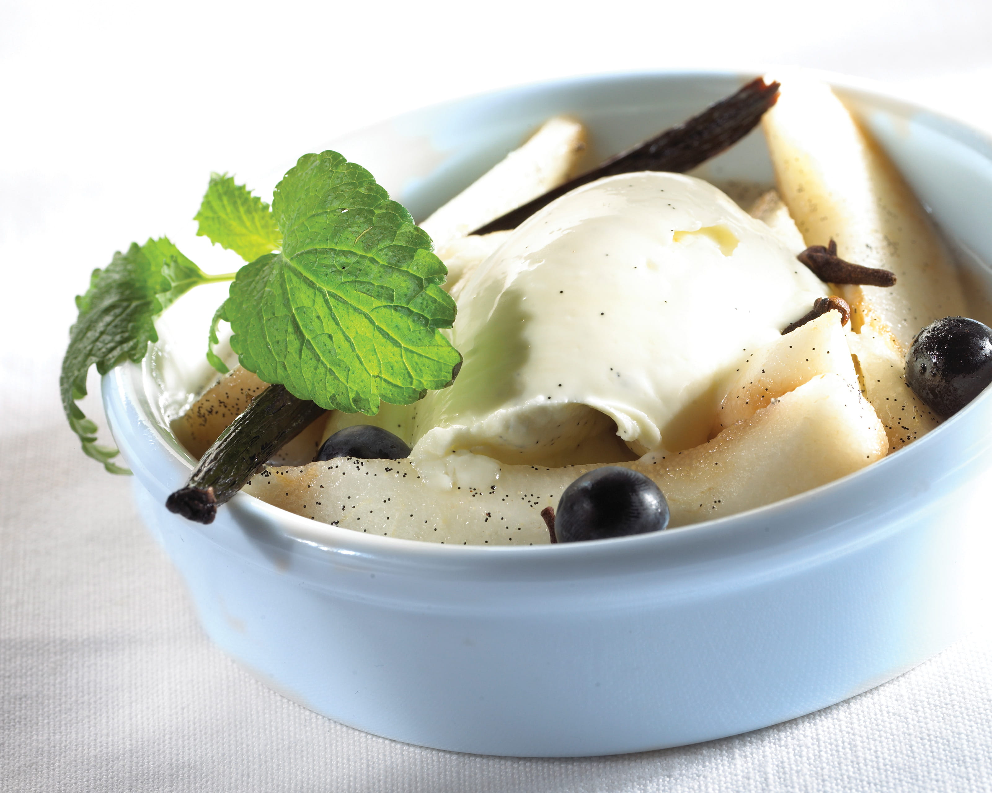 recipe image Vanillemascarpone met siroop van doyenneperen en munt