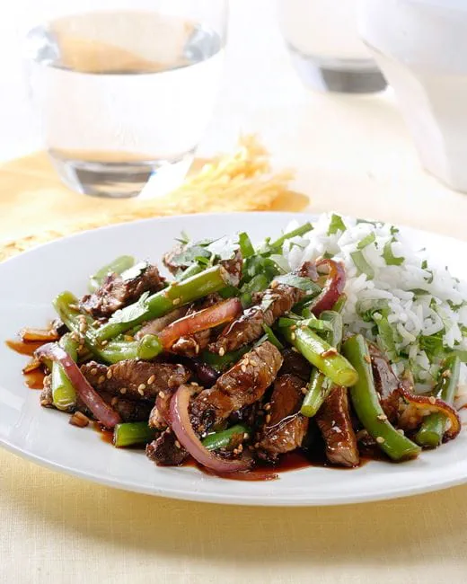 recipe image Geroerbakte biefstuk met rode ui en sesamzaadjes en korianderrijst